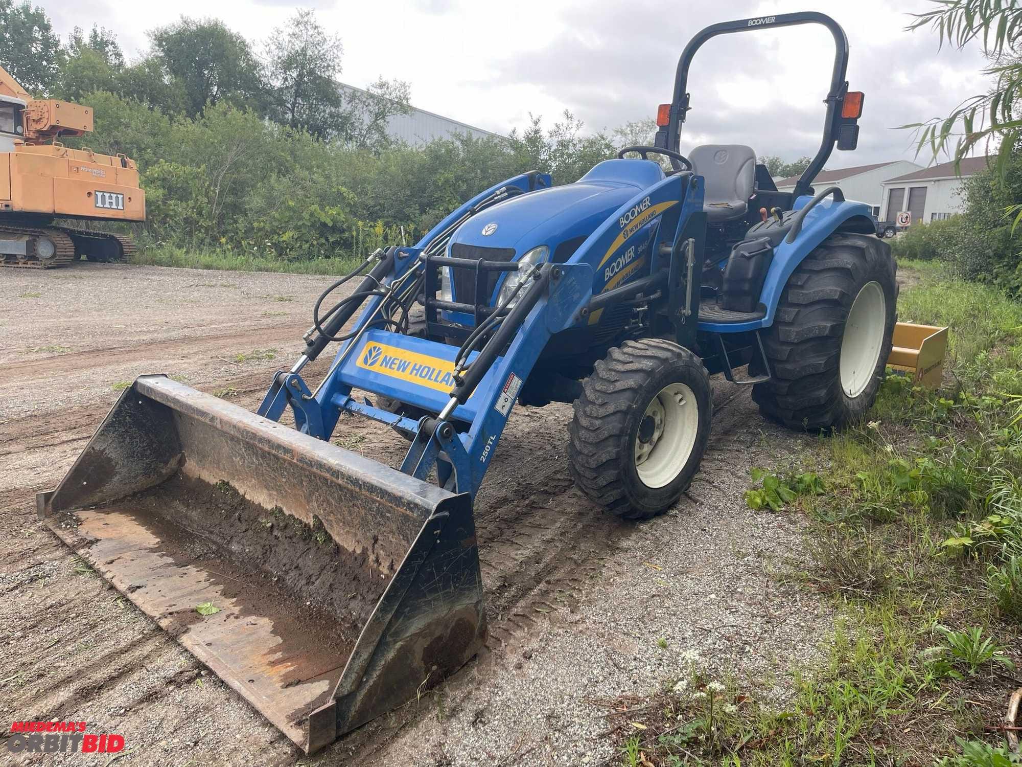 Main image New Holland Boomer 3045