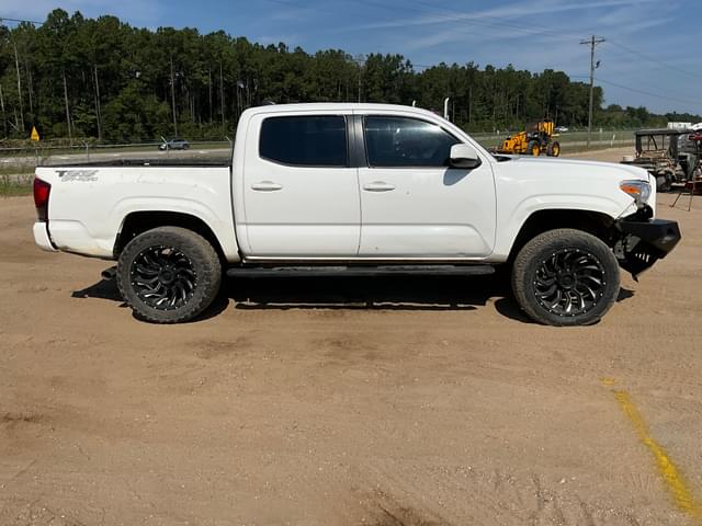 Image of Toyota Tacoma equipment image 3