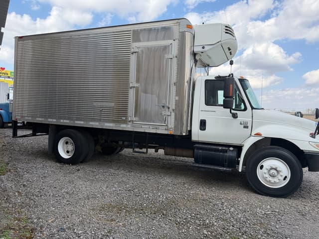 Image of International 4300 SBA equipment image 2