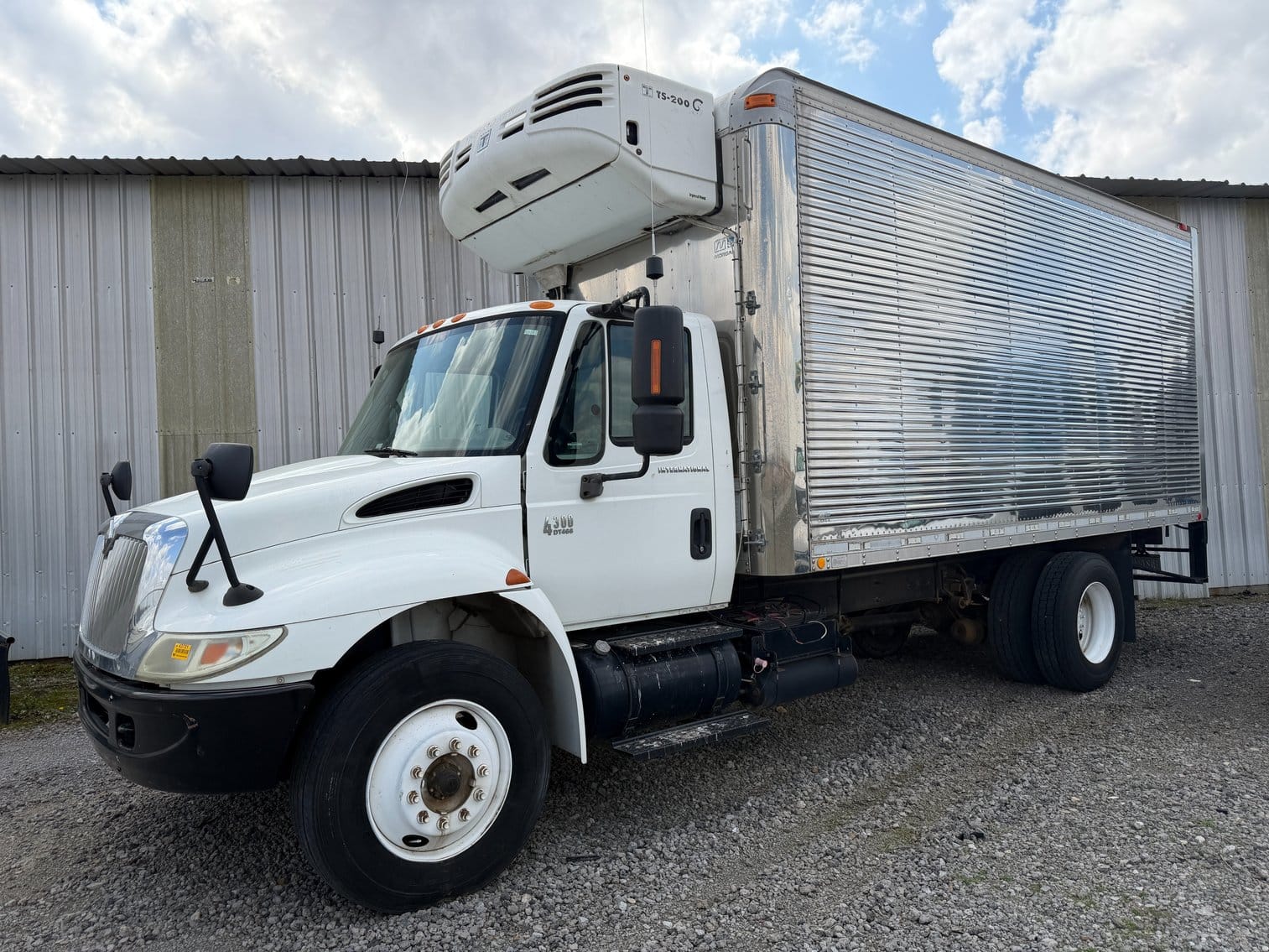 2004 International 4300 SBA Equipment Image0