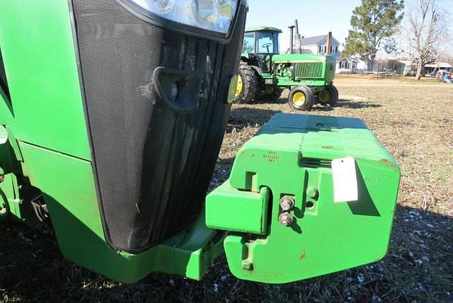 Image of John Deere 8235R equipment image 4