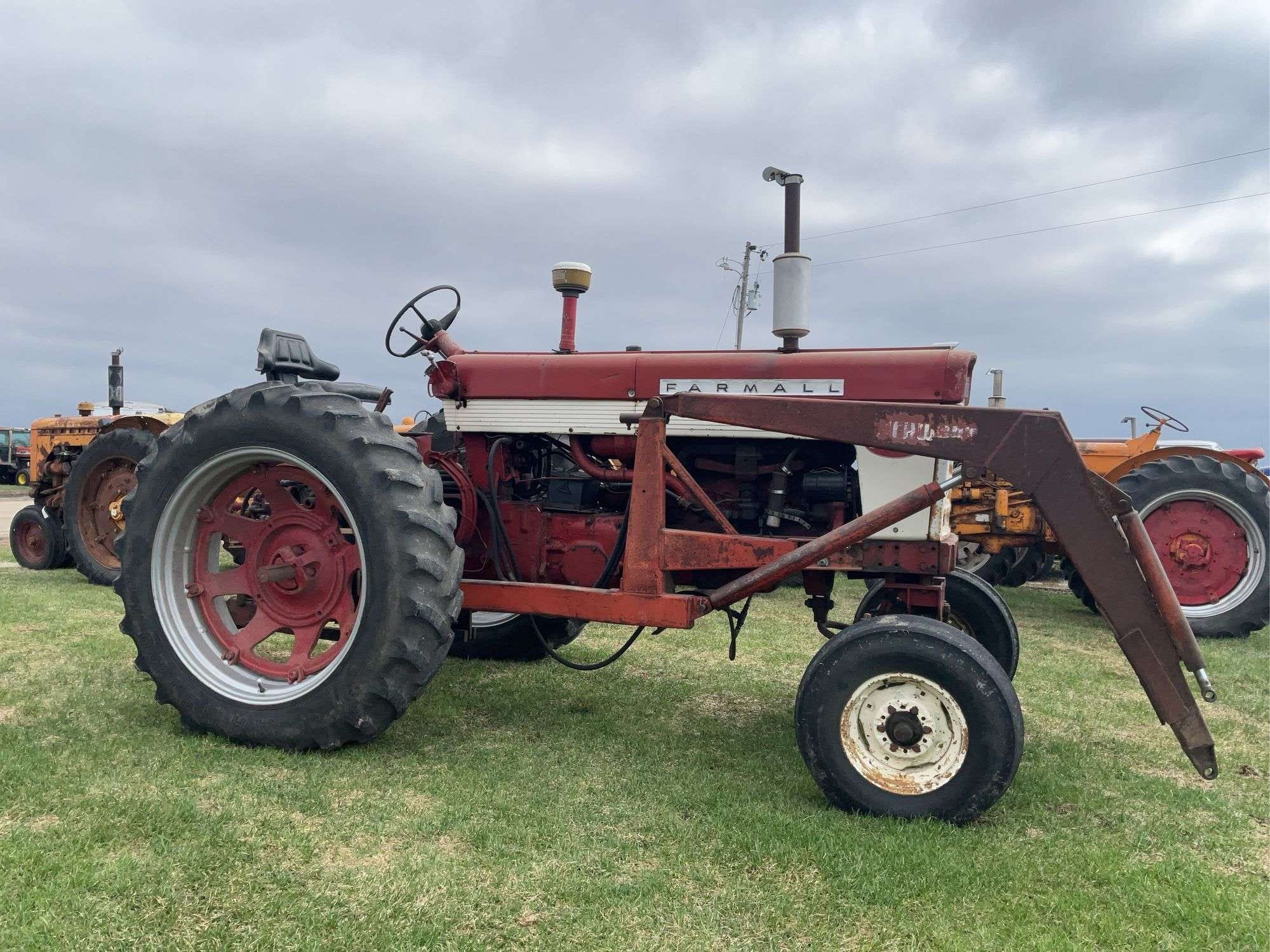 1958 Farmall 560  Equipment Image0