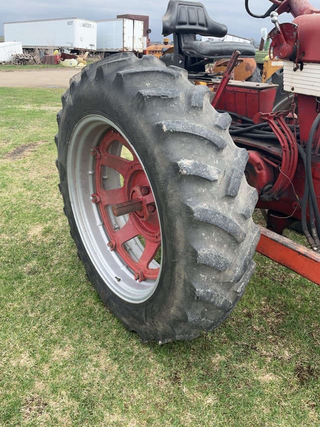 Image of Farmall 560 equipment image 2