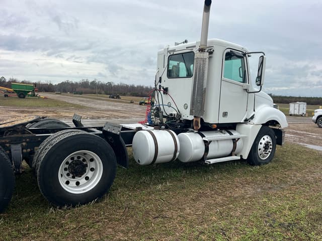 Image of Freightliner Columbia equipment image 1