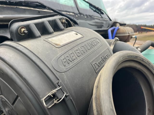 Image of Freightliner Columbia equipment image 4