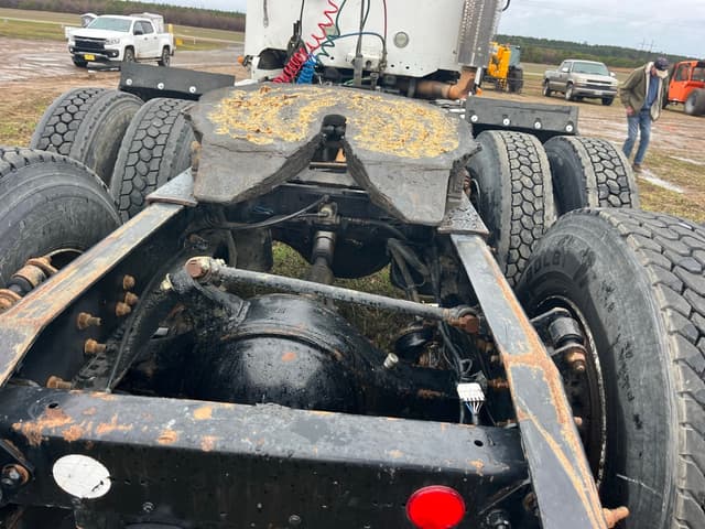 Image of Freightliner Columbia equipment image 3