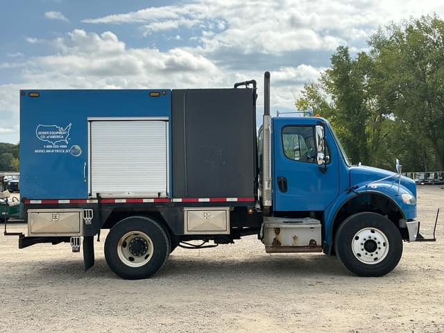 Image of Freightliner M2 equipment image 3