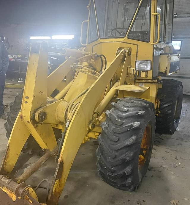 Image of Komatsu WA40 equipment image 3