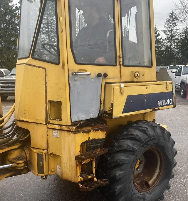 Image of Komatsu WA40 equipment image 4