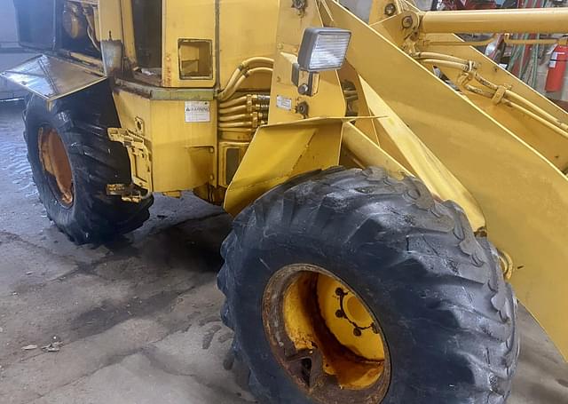 Image of Komatsu WA40 equipment image 1