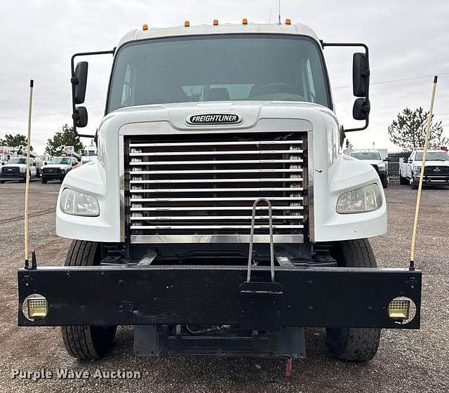 Image of Freightliner Business Class M2 equipment image 1