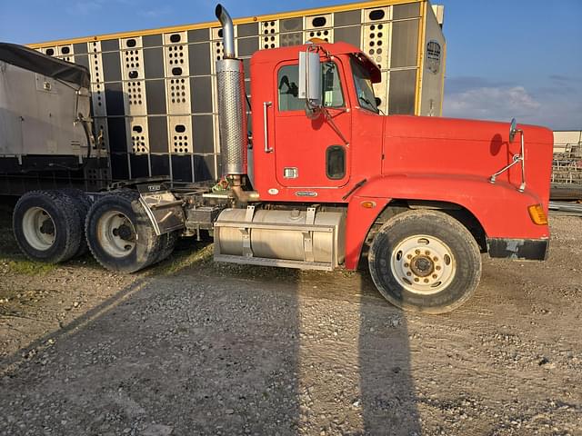 Image of Freightliner FLD120 equipment image 3