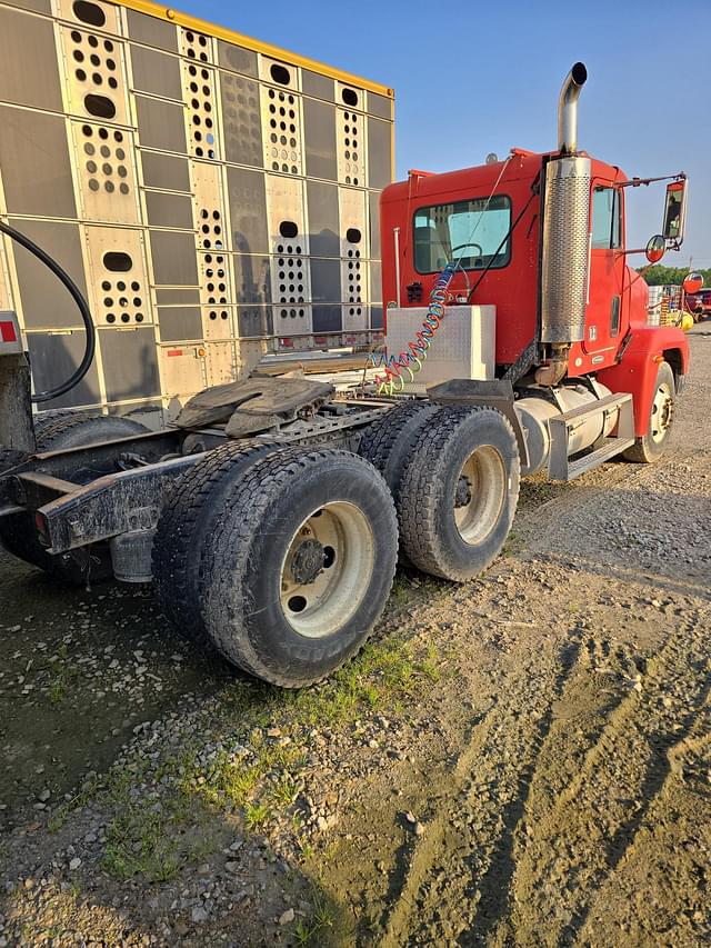 Image of Freightliner FLD120 equipment image 4