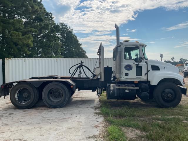 Image of Mack CV713 equipment image 3