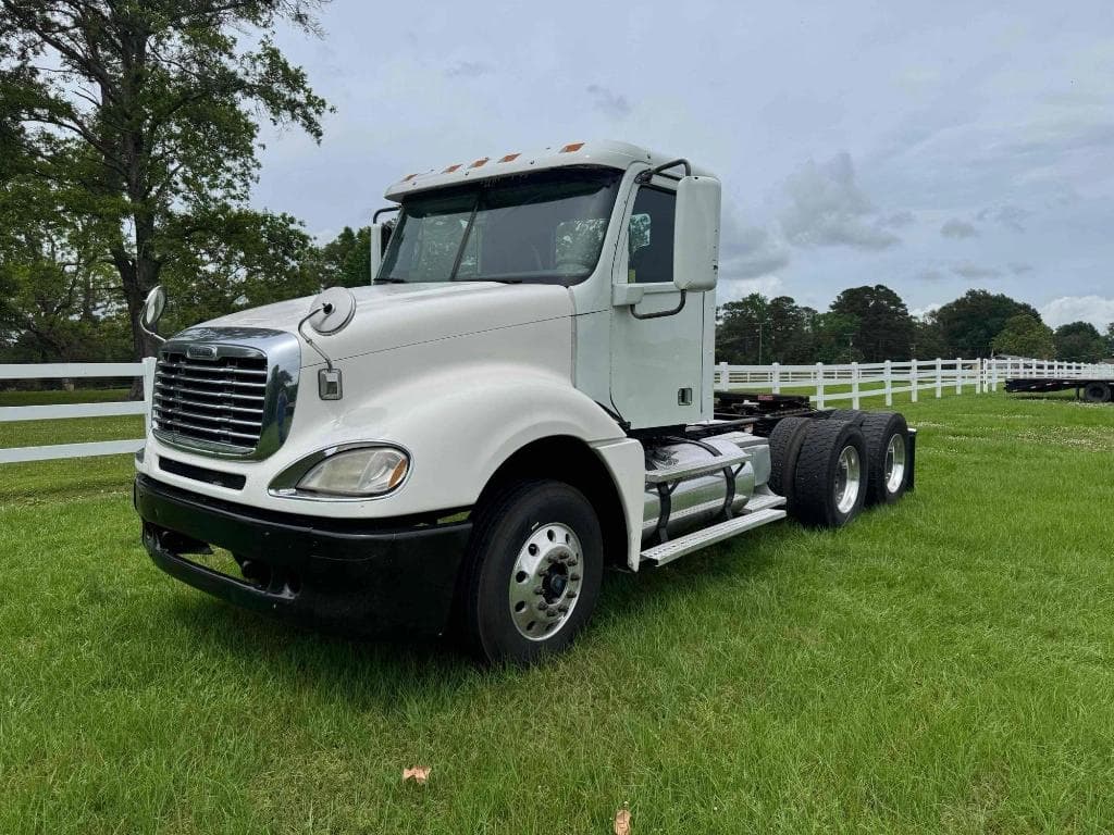 Image of Freightliner Columbia 120 Primary image