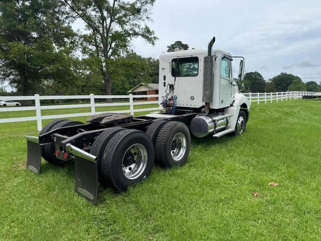 Image of Freightliner Columbia 120 equipment image 1