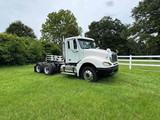 Image of Freightliner Columbia 120 equipment image 2