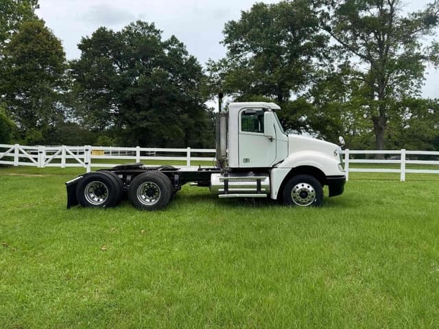 Image of Freightliner Columbia 120 equipment image 3
