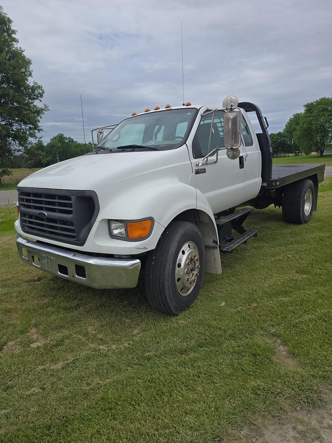Image of Ford F-650 Primary image