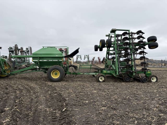 Image of John Deere 787 equipment image 1