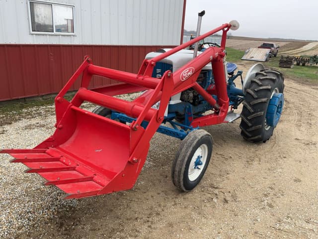Image of Ford 4000 equipment image 3