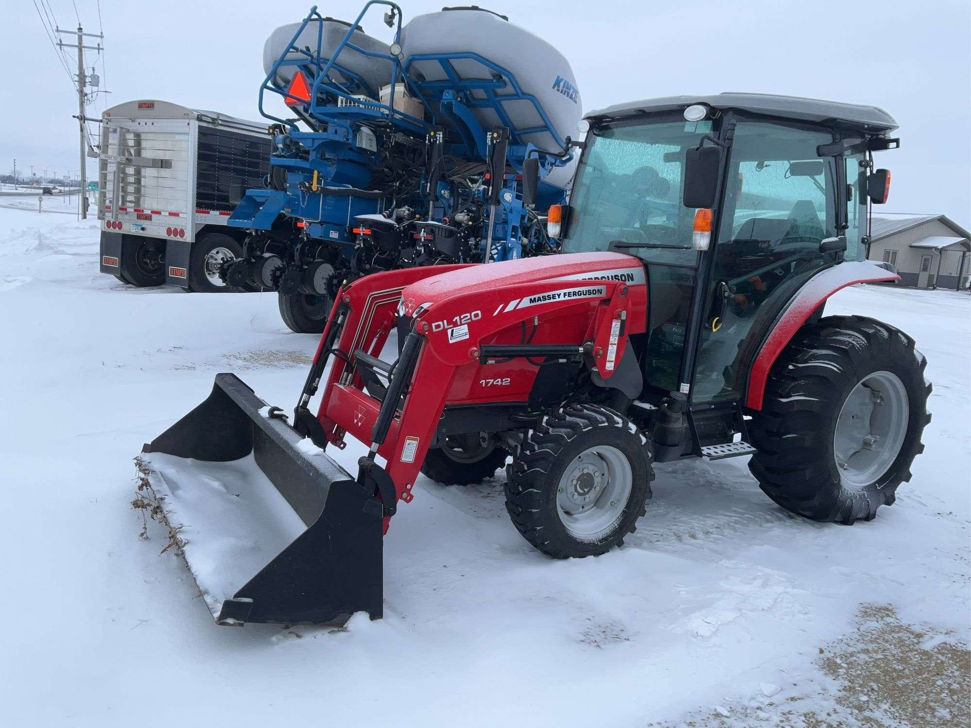 2014 Massey Ferguson 1742 Equipment Image0