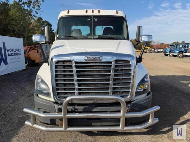 Image of Freightliner Cascadia 125 equipment image 2
