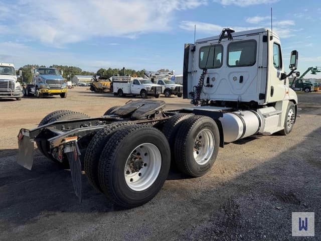 Image of Freightliner Cascadia 125 equipment image 4