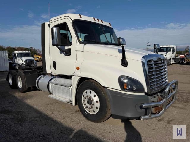 Image of Freightliner Cascadia 125 equipment image 3