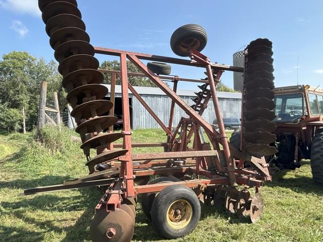 Image of Massey Ferguson 820 equipment image 4