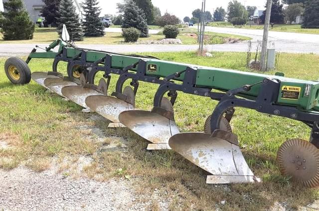 Image of John Deere 2810 equipment image 1