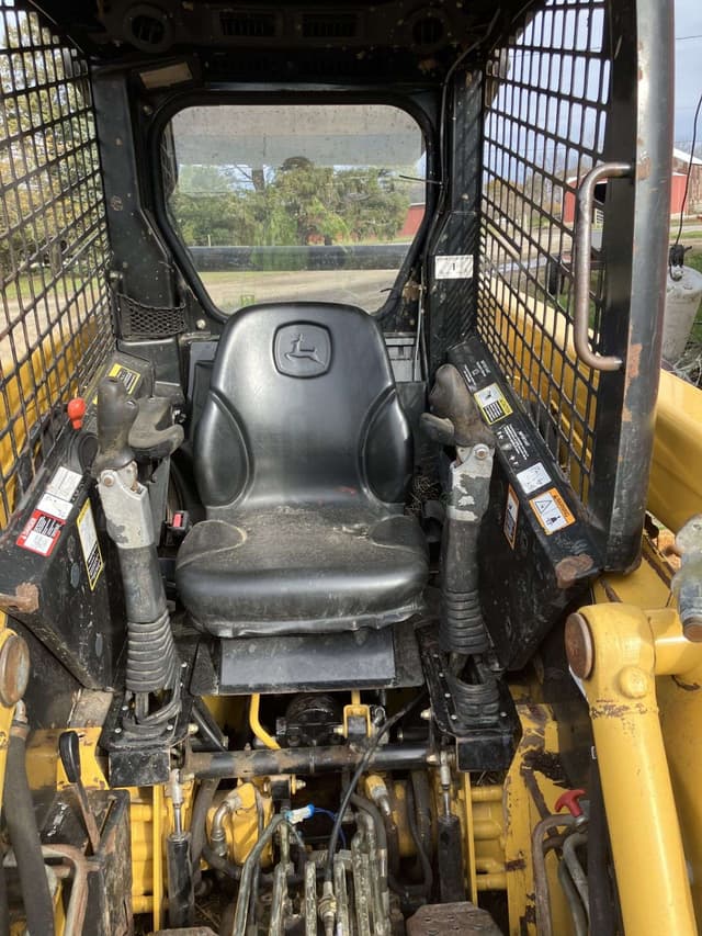 Image of John Deere 320 equipment image 4