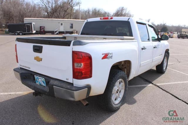 Image of Chevrolet Silverado equipment image 2