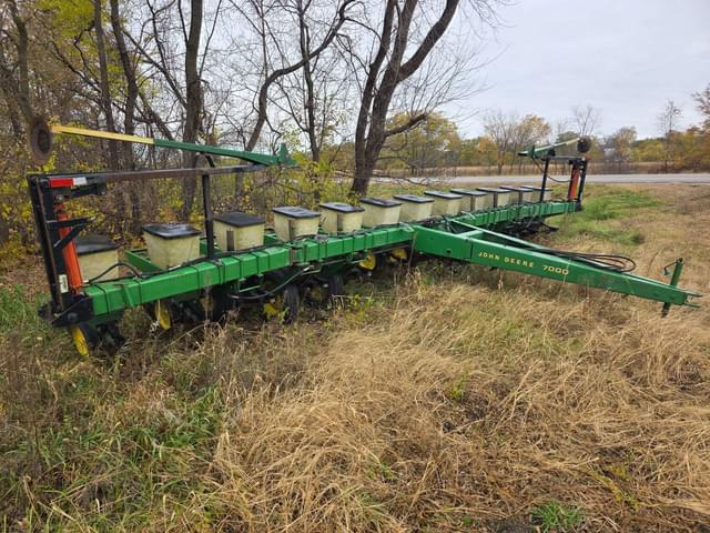 Image of John Deere 7000 equipment image 1