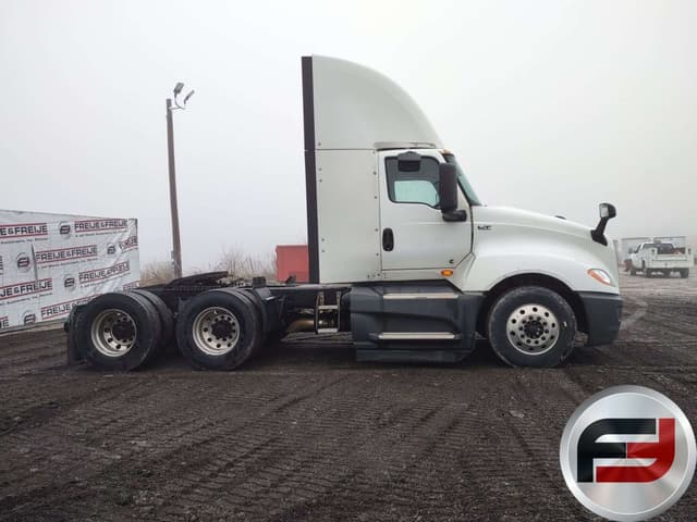 Image of International LT625 equipment image 3