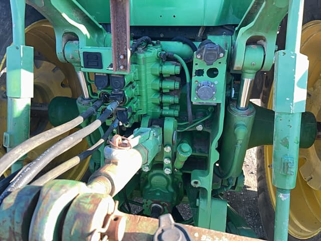 Image of John Deere 8220 equipment image 4