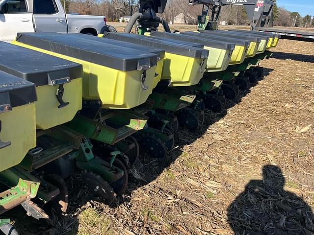 Image of John Deere MaxEmerge Plus equipment image 1