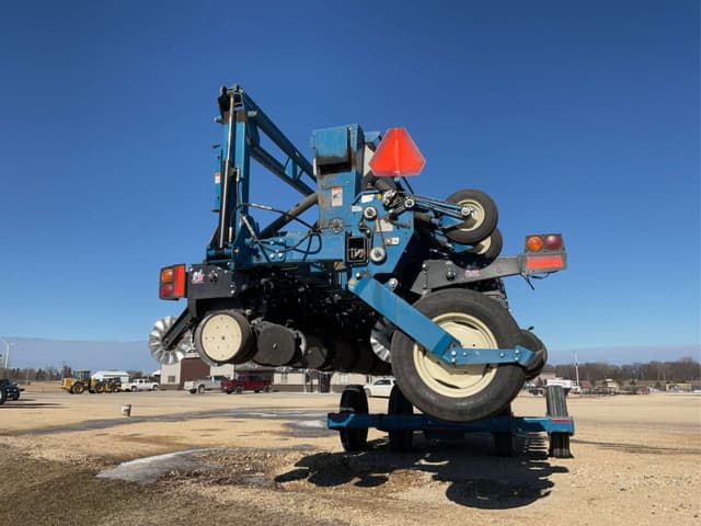 Image of Kinze 3650 equipment image 3