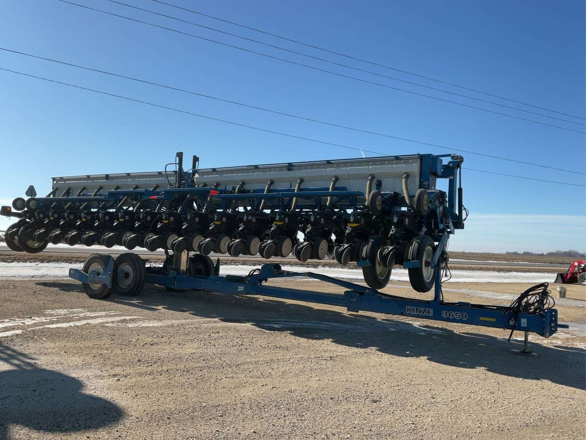 Kinze 3650 Equipment Image0