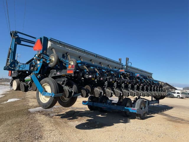 Image of Kinze 3650 equipment image 2