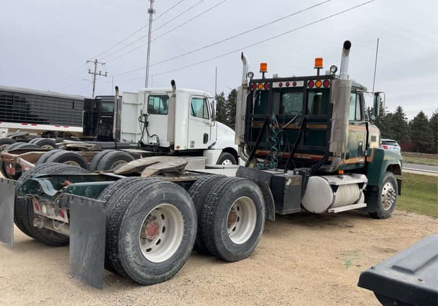 Image of Mack CH613 equipment image 3