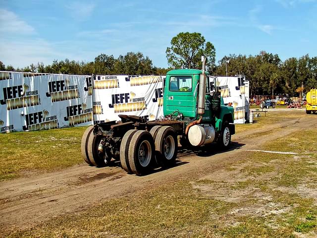 Image of Mack R equipment image 4