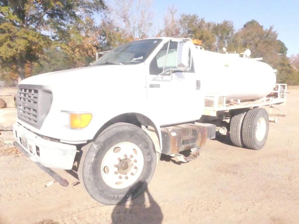 2001 Ford F-650 Equipment Image0