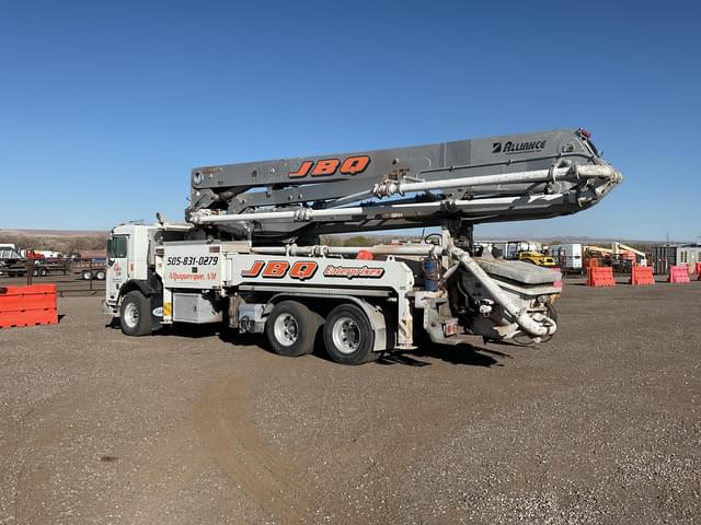 Image of Peterbilt 320 equipment image 3