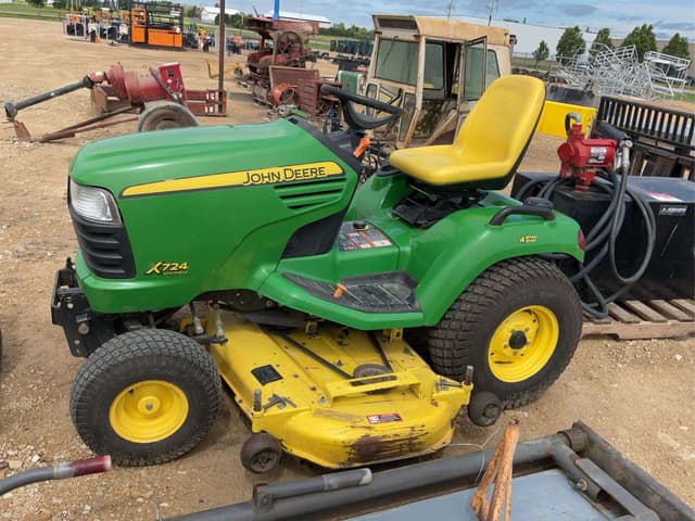 Image of John Deere X724 equipment image 1