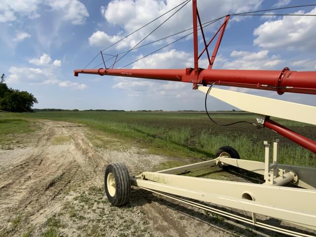 Image of Buhler Farm King 1385 equipment image 4