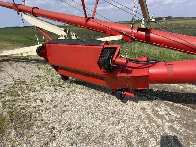 Image of Buhler Farm King 1385 equipment image 2