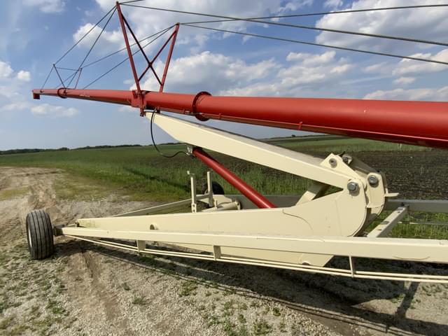 Image of Buhler Farm King 1385 equipment image 3