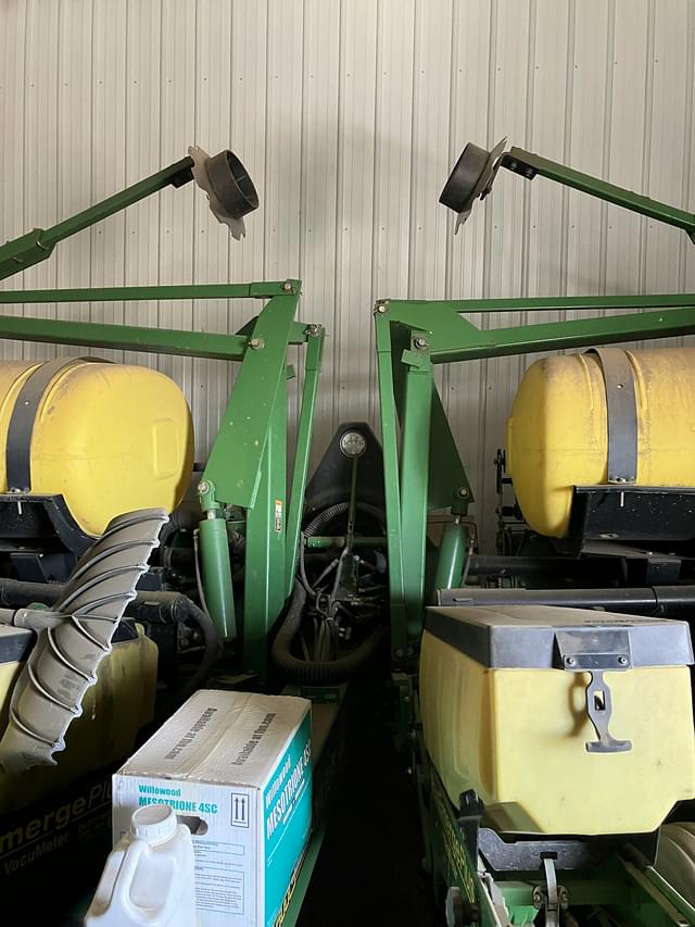 Image of John Deere 1760 equipment image 1