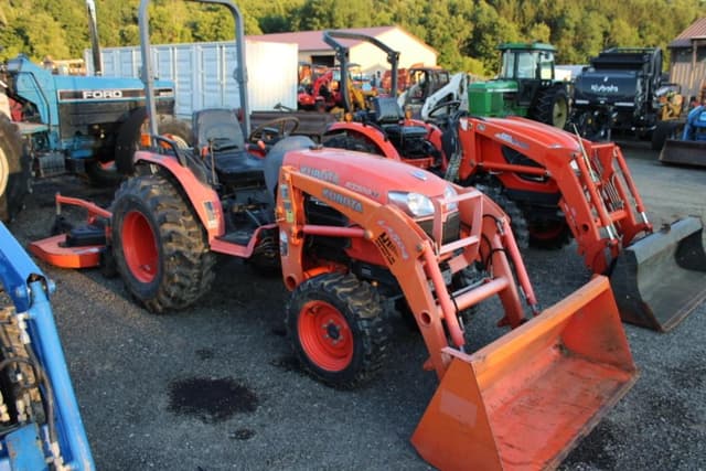Image of Kubota B3300SU equipment image 2
